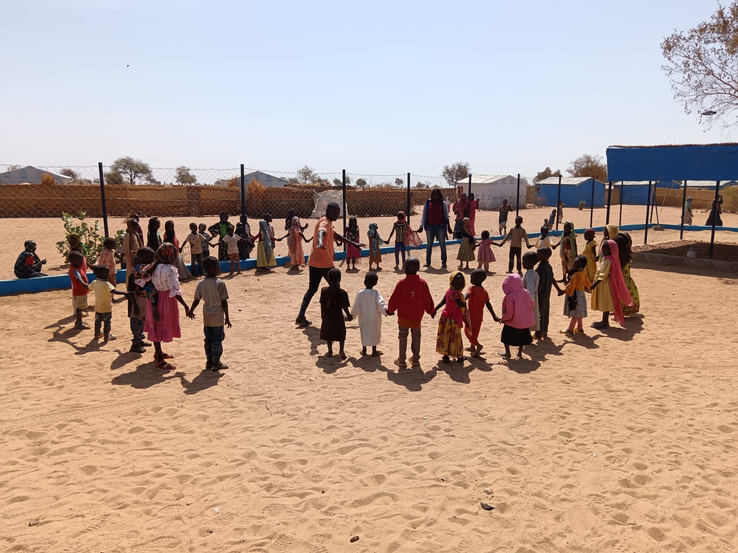 La nostra scuola BBE sostiene l&rsquo;aula gemella in Chad, in collaborazione con Plan International. L&rsquo;organizzazione ha recentemente aperto 5 temporary learning spaces nel campo di Ourang, nella regione del Lo Ouddai, che accoglie il maggior numero di rifugiati sudanesi. Attualmente, il centro ospita 360 bambini, con un corpo docente composto da 12 insegnanti tutti rifugiati sudanesi.